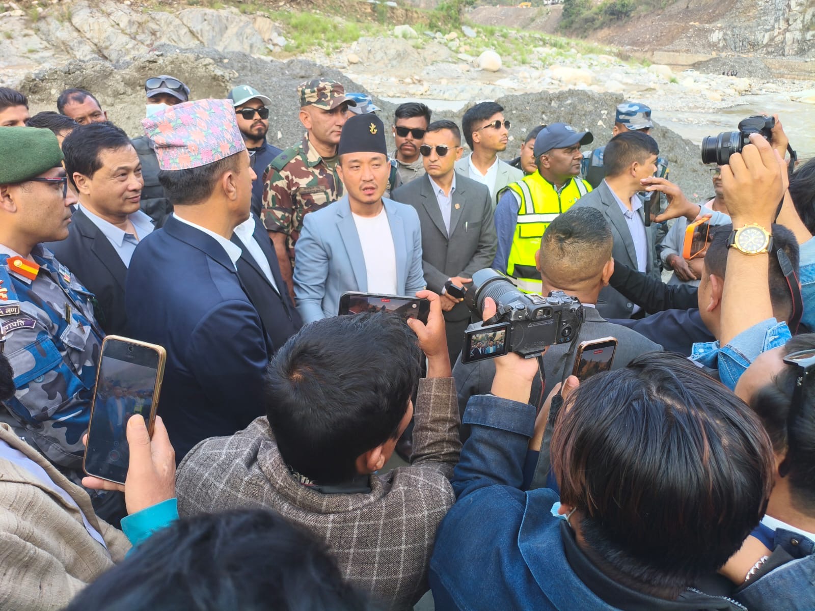 गृहमन्त्री गुरुङद्वारा क्षतिग्रस्त बिपी राजमार्गको अवलोकन, विपत्तिमा ‘हेलीबाट’ उद्धार गर्न